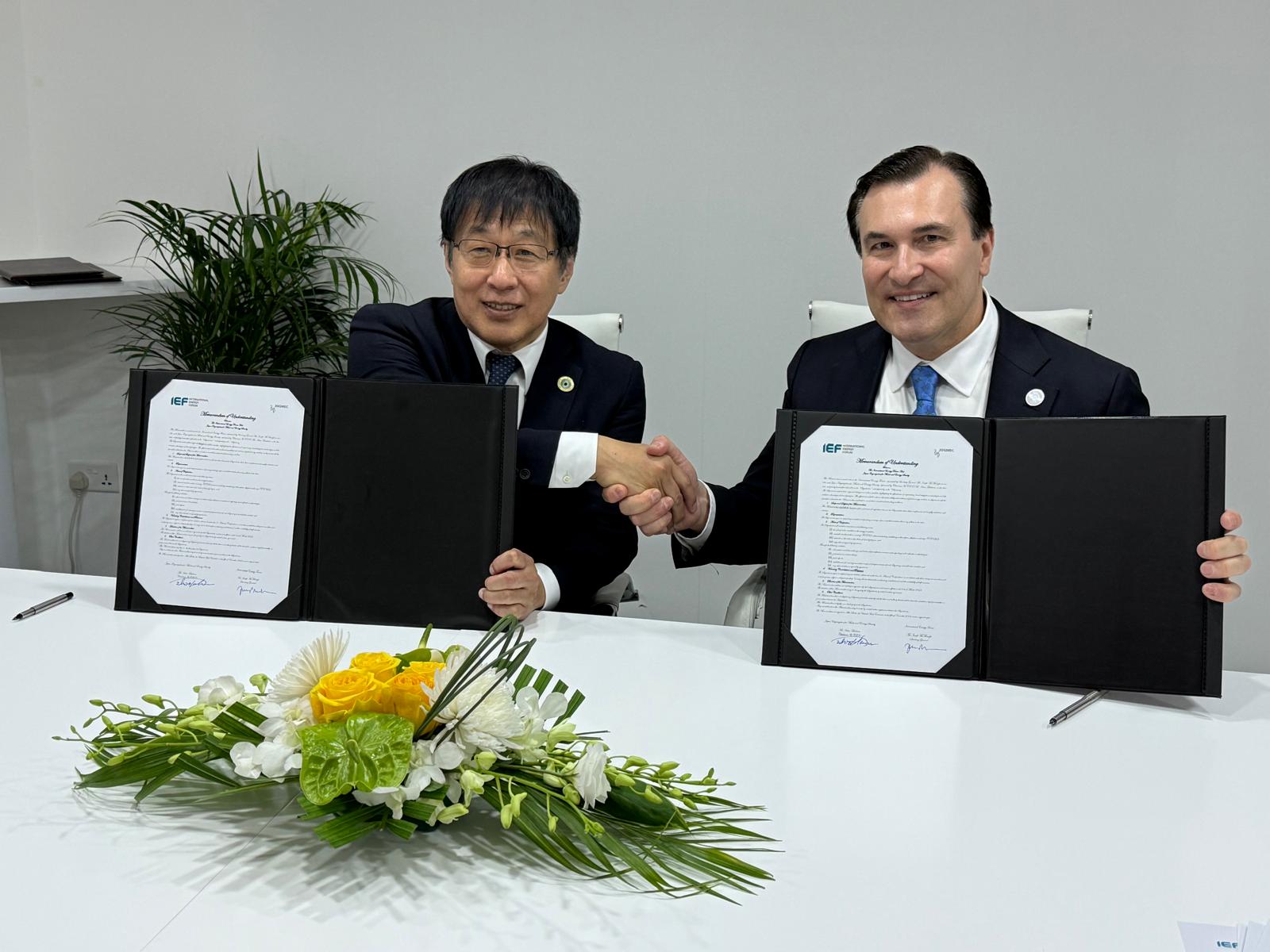 IEF SG Joseph McMonigle shaking hands with JOGMEC CEO Ichiro Takahara